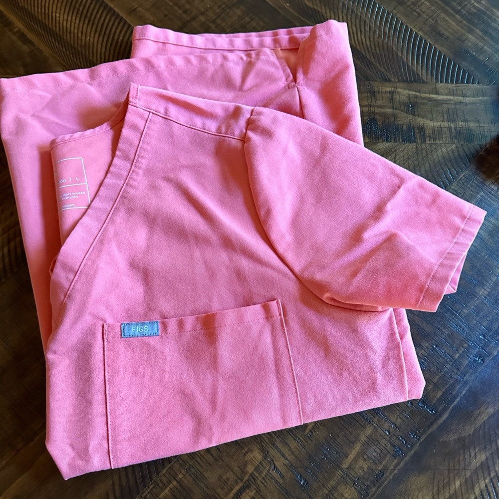 Figs Hot Coral Catarina scrub top, size large